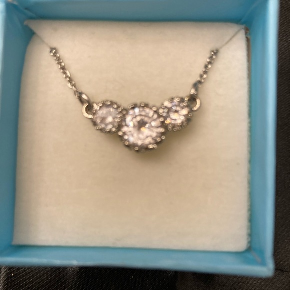 Retro 1990s Avon three stone pendant necklace in Silvertone - Picture 6 of 7